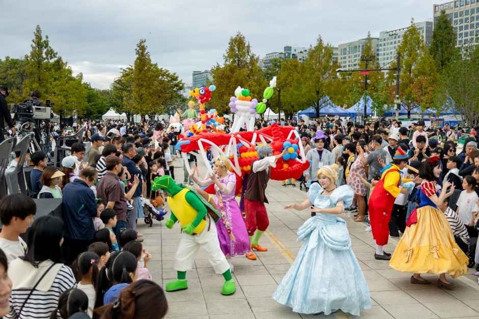 PTP 포장을 벗겨 비닐에 모은 알약과 한 병에 모은 물약병, 연고 튜브의 포장 방식을 비교한 일러스트